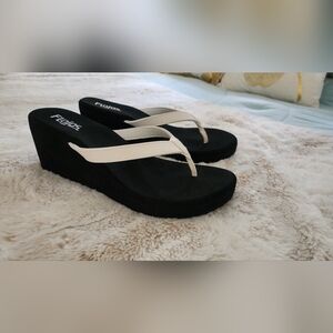 Flojos wedge sandal flip flops 9 black white
